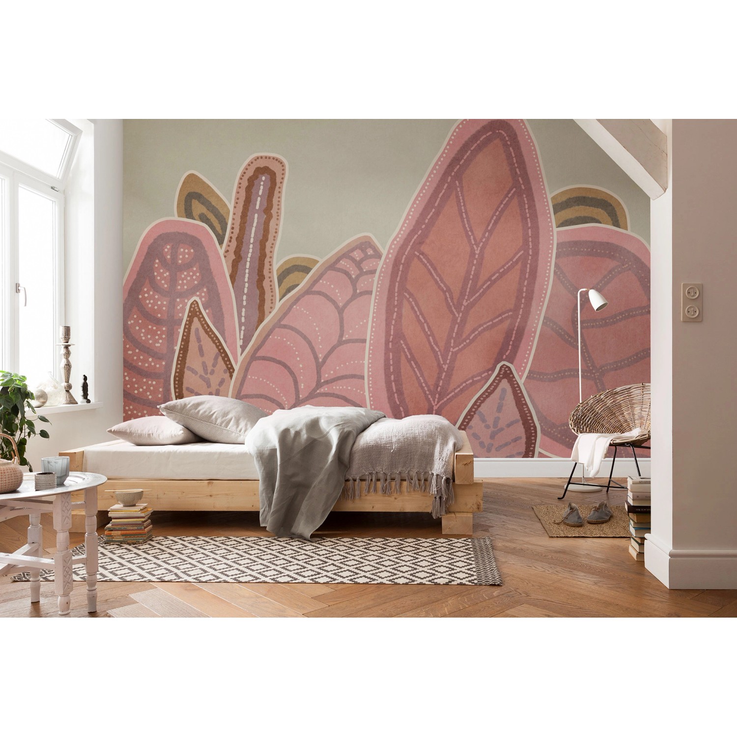 Rosa Vliestapete mit Blätter-Motiv "Papunya Leafs" (350x250cm) von Komar im Schlafzimmer.