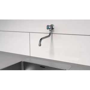 Schütte Carneo Wand-Schwenkventil aus Chrom, montiert über einem Spülbecken.