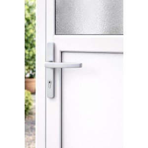 Panto Griffgarnitur Smart Line, 92 mm, Titansilber, auf weißer Tür montiert.
