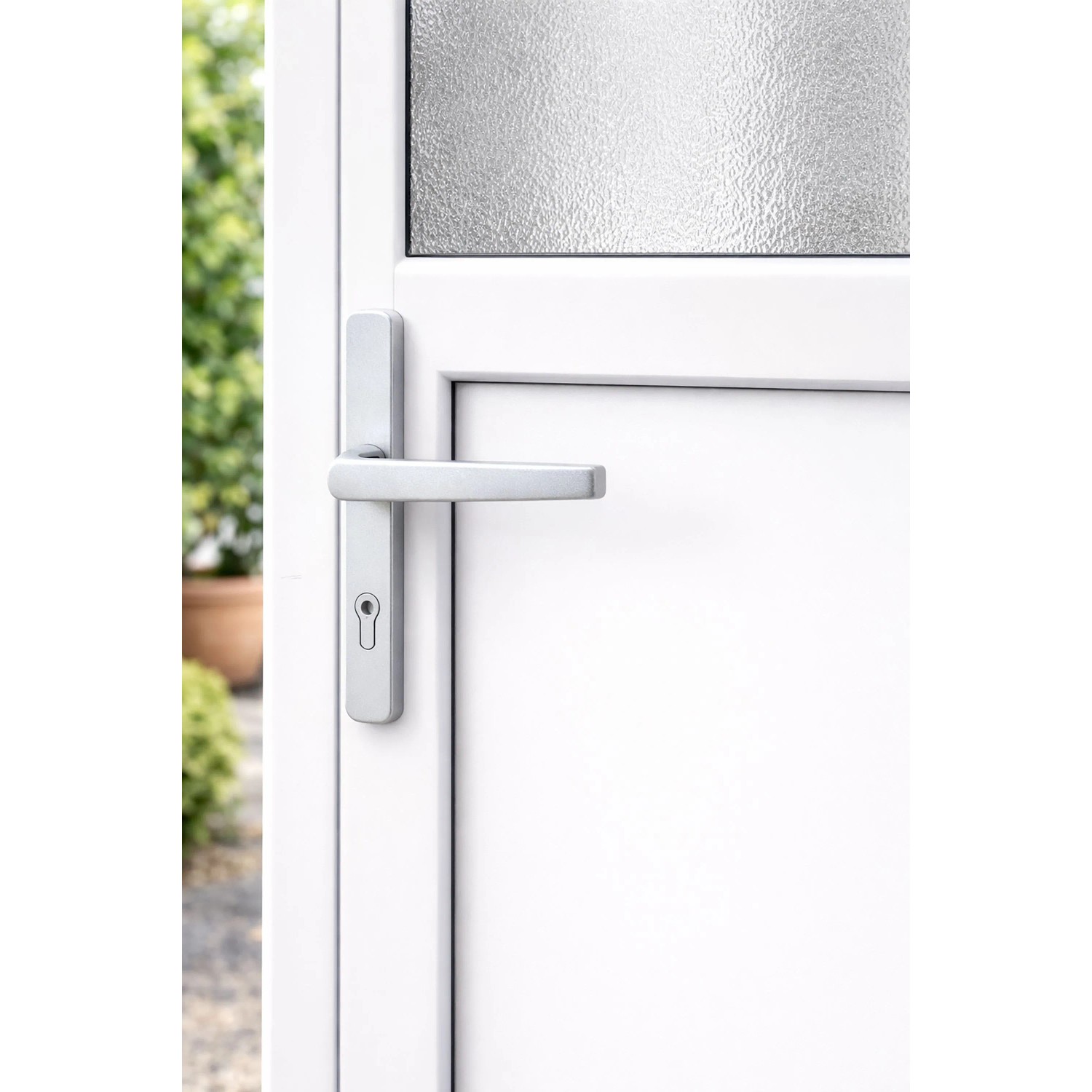 Panto Griffgarnitur Smart Line, 92 mm, Titansilber, auf weißer Tür montiert.