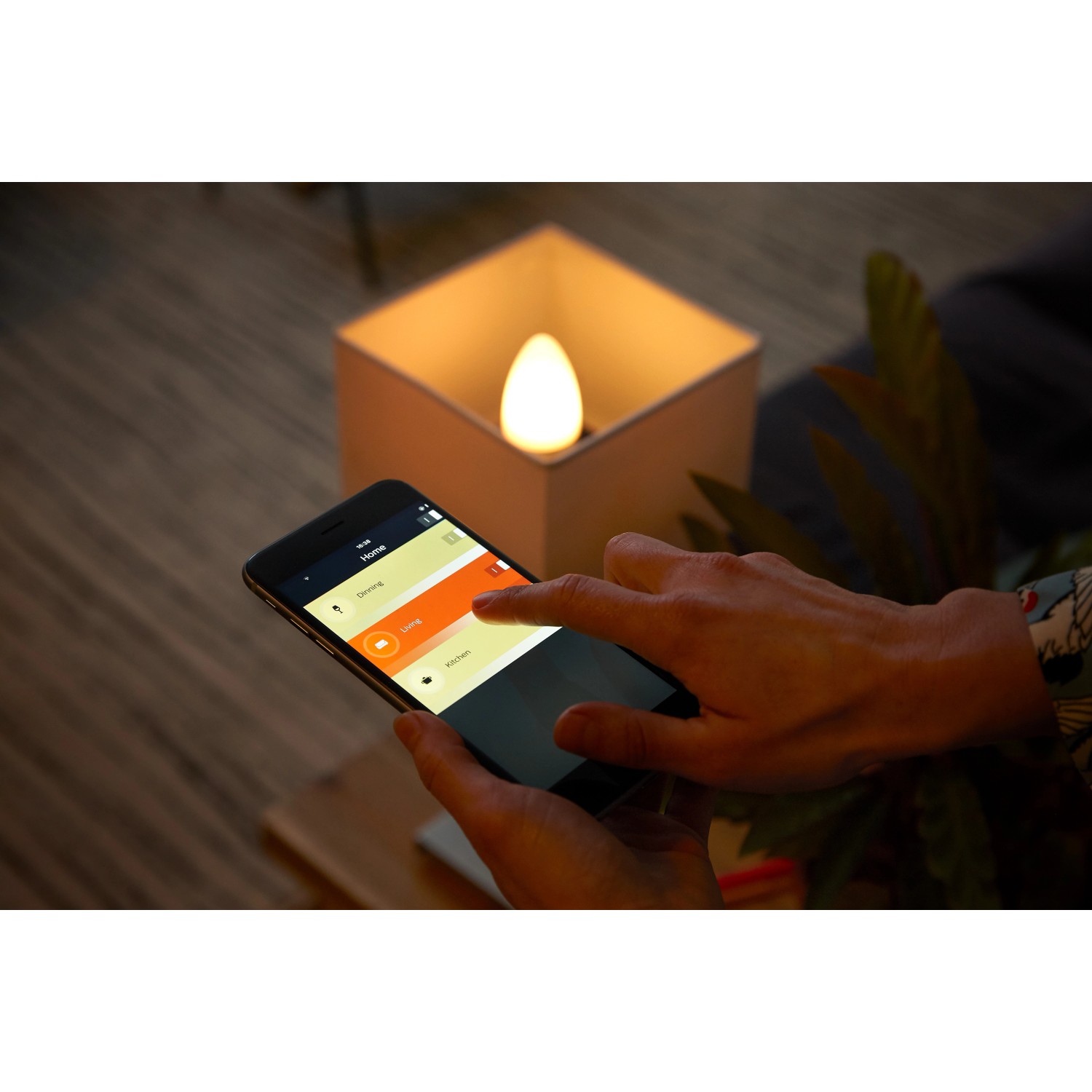 Philips Hue White E14 LED Lampe im Doppelpack, gesteuert per Smartphone App.