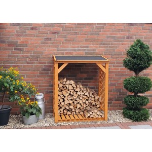 Honigbraunes Kaminholzregal Speyer aus Kiefernholz, gefüllt mit Holzscheiten vor einer Ziegelwand.