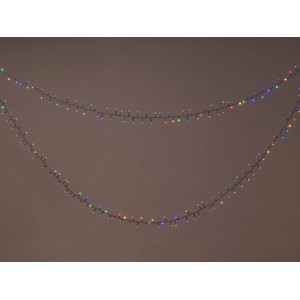 Zwei Stränge der OBI LED Lichterkette mit 2000 mehrfarbigen LEDs, ideal für Außenbeleuchtung in Garten und auf der Terrasse.