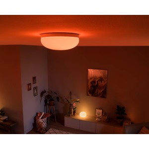 Philips Hue Flourish LED Deckenleuchte in Weiß, leuchtend rot im Wohnraum.