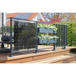 Dieda Linus Vario Geländer aus Aluminium in Anthrazit mit Solarpanel und Blumenkasten auf einer Terrasse.