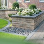 Diephaus Mauerstein Stretto Pur Muschelkalk als Beetbegrenzung im Garten.
