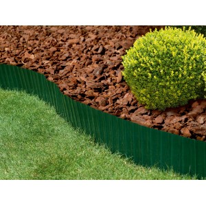 Grüne Rasenkante (9 m x 15 cm) aus PET-Folie zur Beetbegrenzung im Garten.