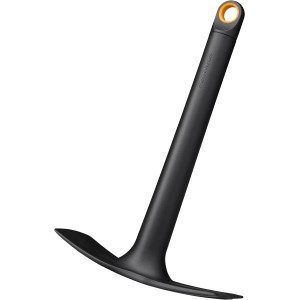 Schwarze Fiskars Solid Kombihacke (32 cm) für Bodenbearbeitung und Unkrautentfernung.