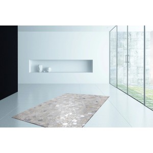 Grau-silberner Teppich „Masque 410“ (80x150 cm) aus Leder mit Metallic-Effekten.