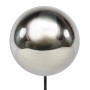 Gartenstecker mit glänzender Edelstahlkugel, silberfarben, 107 cm hoch.