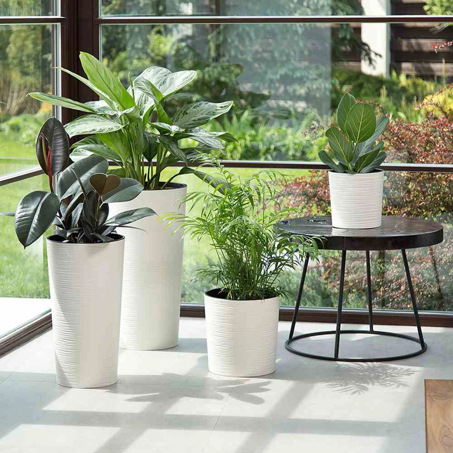Weiße Siena Garden Blumentöpfe 'Modern Lens' mit Pflanzen, verschiedene Größen.