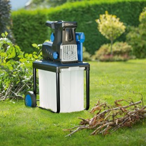 LUX Elektro-Leisewalzenhäcksler E-LH-2800/45B mit Auffangbox und Stahlrohrgestell im Garten.