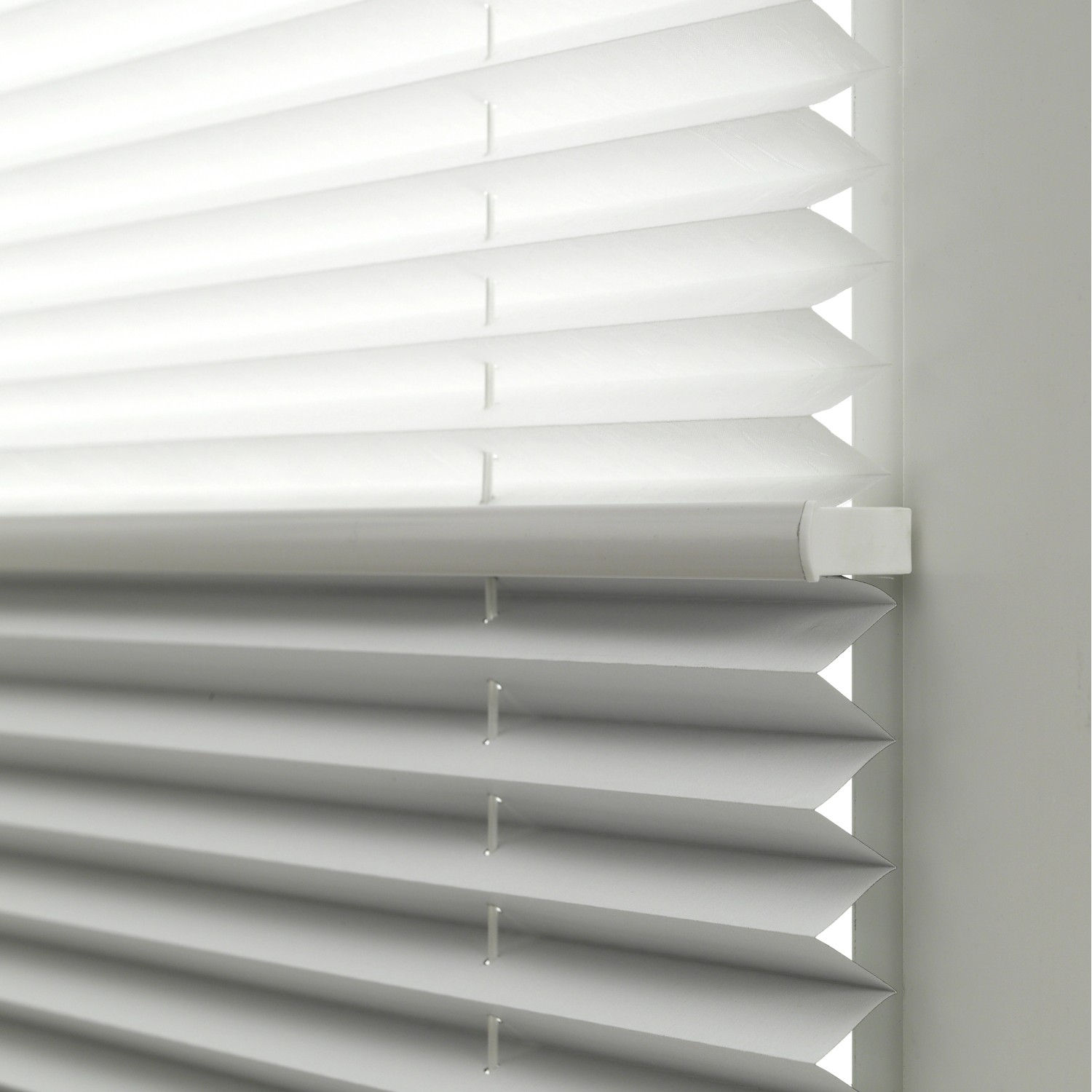 Weißes Gardinia Easy Fix Plissee Tag und Nacht, 40x130 cm, für Fenster, Detailansicht.