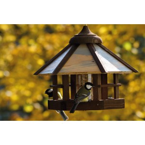 Dobar Design Vogelhaus Camouflage mit zwei Meisen im Garten.