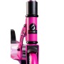 Pinker Six Degrees Aluminium Scooter Junior. Detailansicht des pinken Schafts mit Logo, Klappmechanismus und Vorderrad.