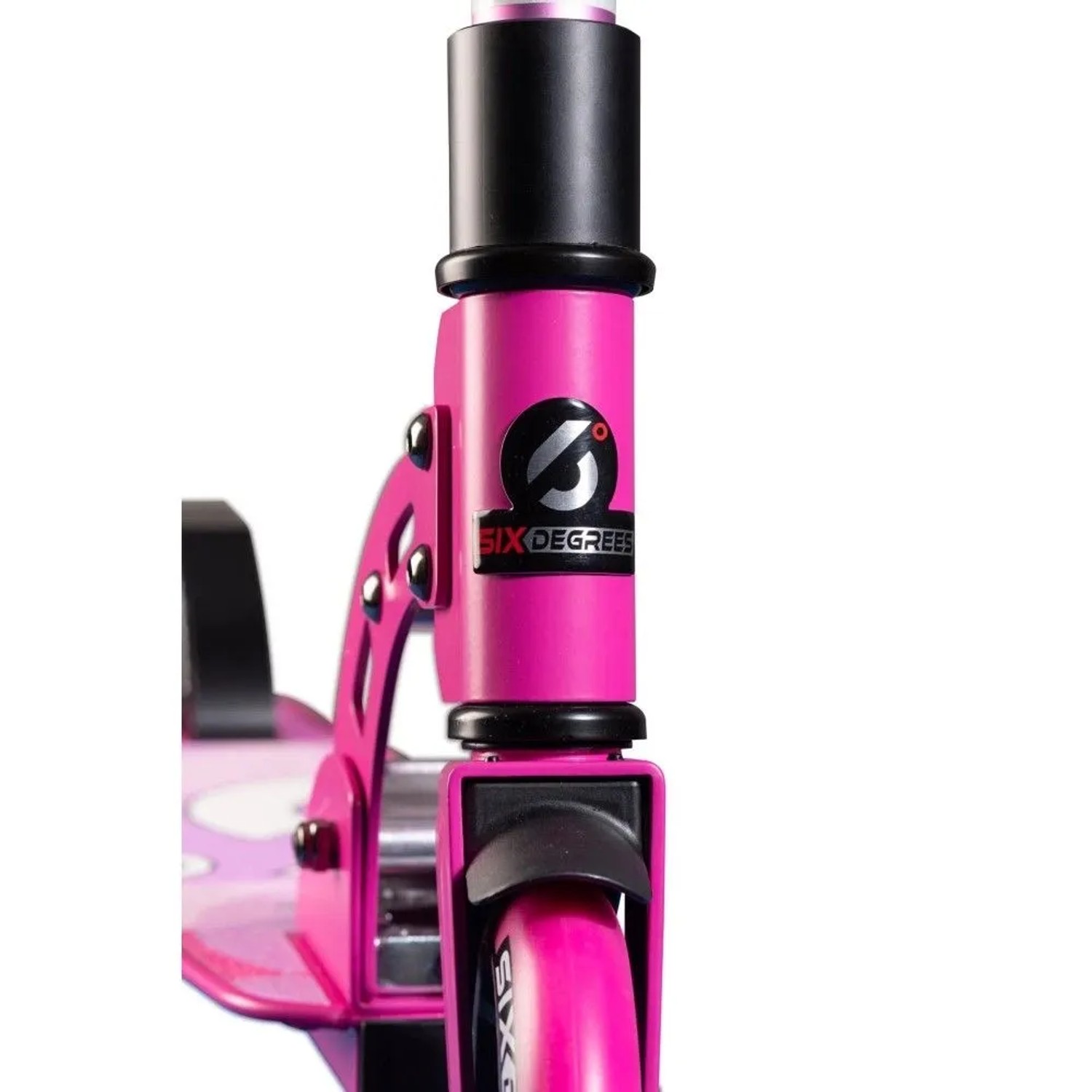 Pinker Six Degrees Aluminium Scooter Junior. Detailansicht des pinken Schafts mit Logo, Klappmechanismus und Vorderrad.