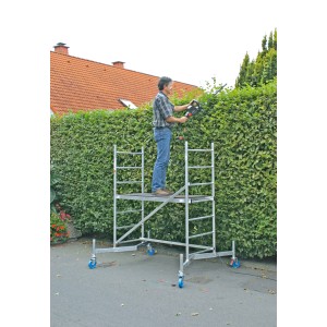 Krause ClimTec Grundgerüst mit Person beim Heckenschneiden, Arbeitshöhe 3 m.