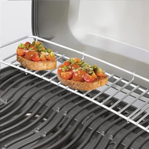 Napoleon Warmhalterost für TravelQ 285X mit belegten Broten auf dem Grill.