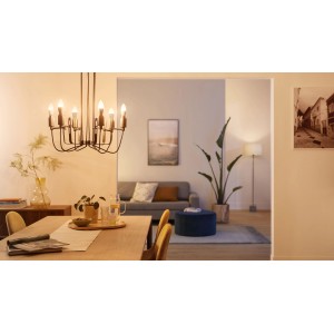 Philips Smart LED E14 Kerze, 40W, Tunable White, in Wohnraum-Szene unter Kronleuchter.