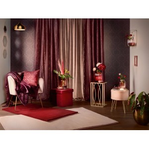 Dekoratives Wohnambiente mit bordeaux-rosa Vorhang (2,45x1,4m) der Serie Blush Bordeaux.