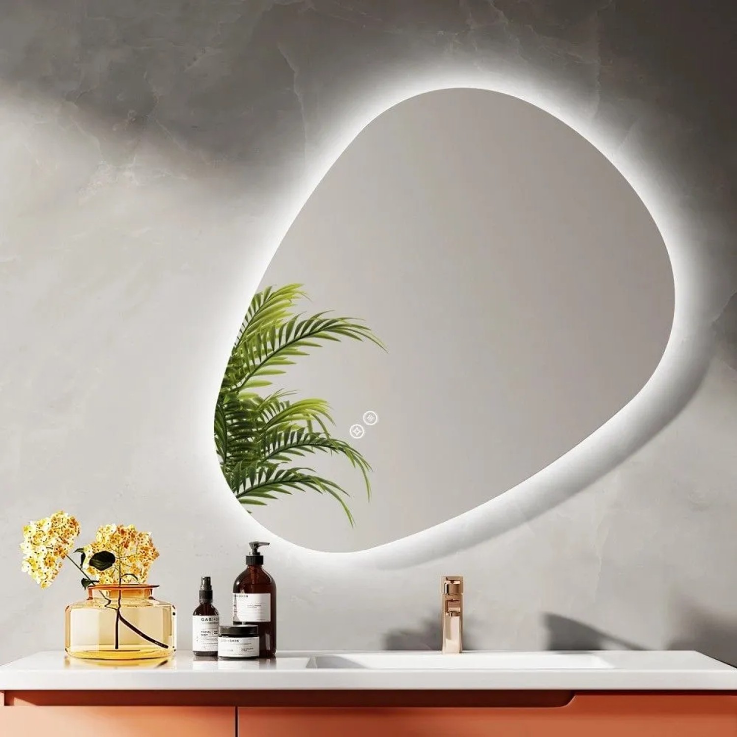 Asymmetrischer Emke LED Badspiegel 80x60 cm mit Hintergrundbeleuchtung, Anti-Beschlag und Touch-Steuerung für dimmbare Lichtfarben.