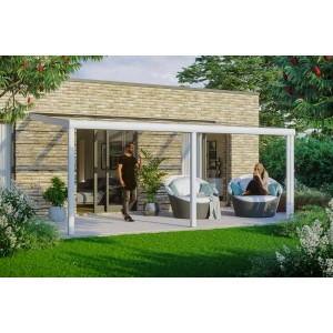 Weiße Terrassenüberdachung Garda 541x357 cm mit Polycarbonat-Dach und zwei Personen im Garten.