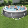 Bestway Fast Set Pool Ø 457 cm mit Leiter, Pumpe und Familie im Wasser. Quick-Up Pool in Rattan-Optik.