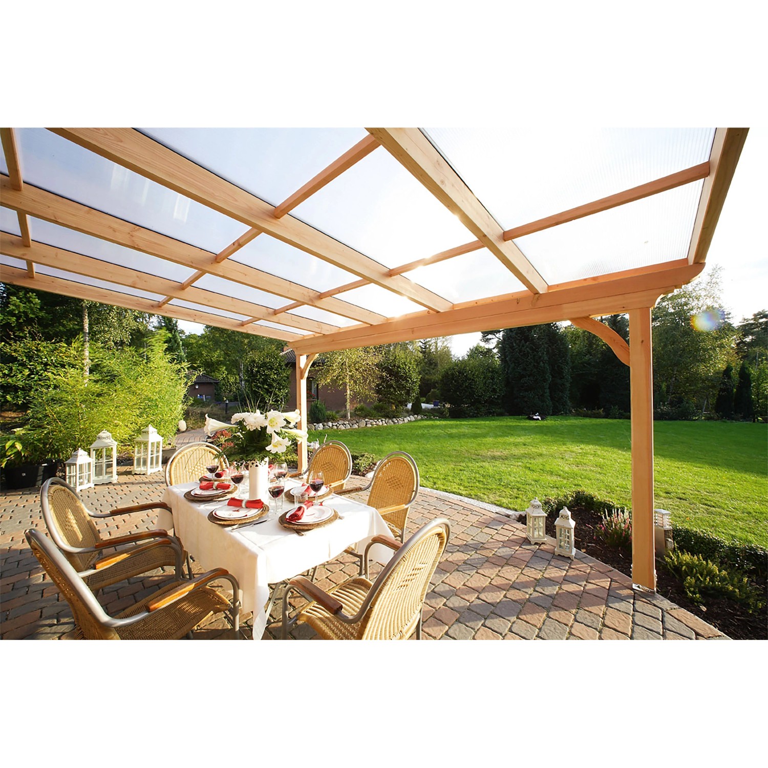 Skan Holz Terrassenüberdachung Ravenna aus Douglasie Nussbaum mit Polycarbonatplatten und Esstisch.