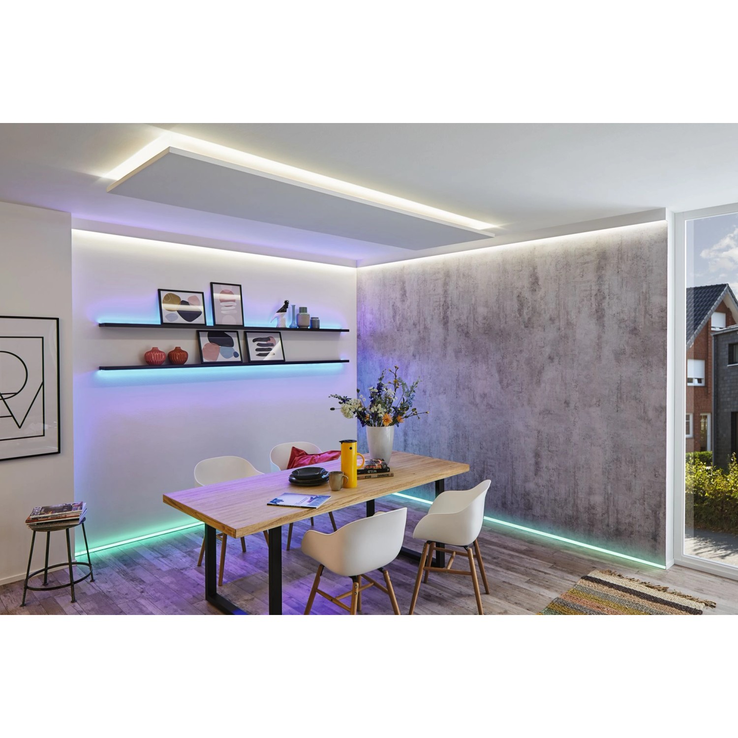 Raum mit Paulmann MaxLED RGBW Streifen an Decke, Wand und Boden. LED-Streifen leuchten in verschiedenen Farben.