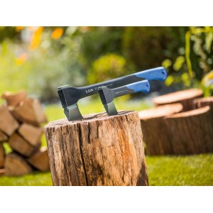 Zwei LUX Beile Professional auf einem Holzscheit. Äxte mit blauem Griff und Stahlklinge zum Holz spalten.