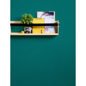 Petrolfarbene, matte Vliestapete mit glatter Oberfläche an Wand mit Regal.