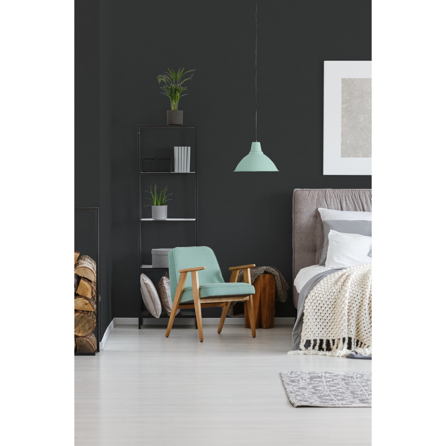Schwarze Vliestapete Uni im Schlafzimmer mit mintfarbenem Sessel und Lampe.