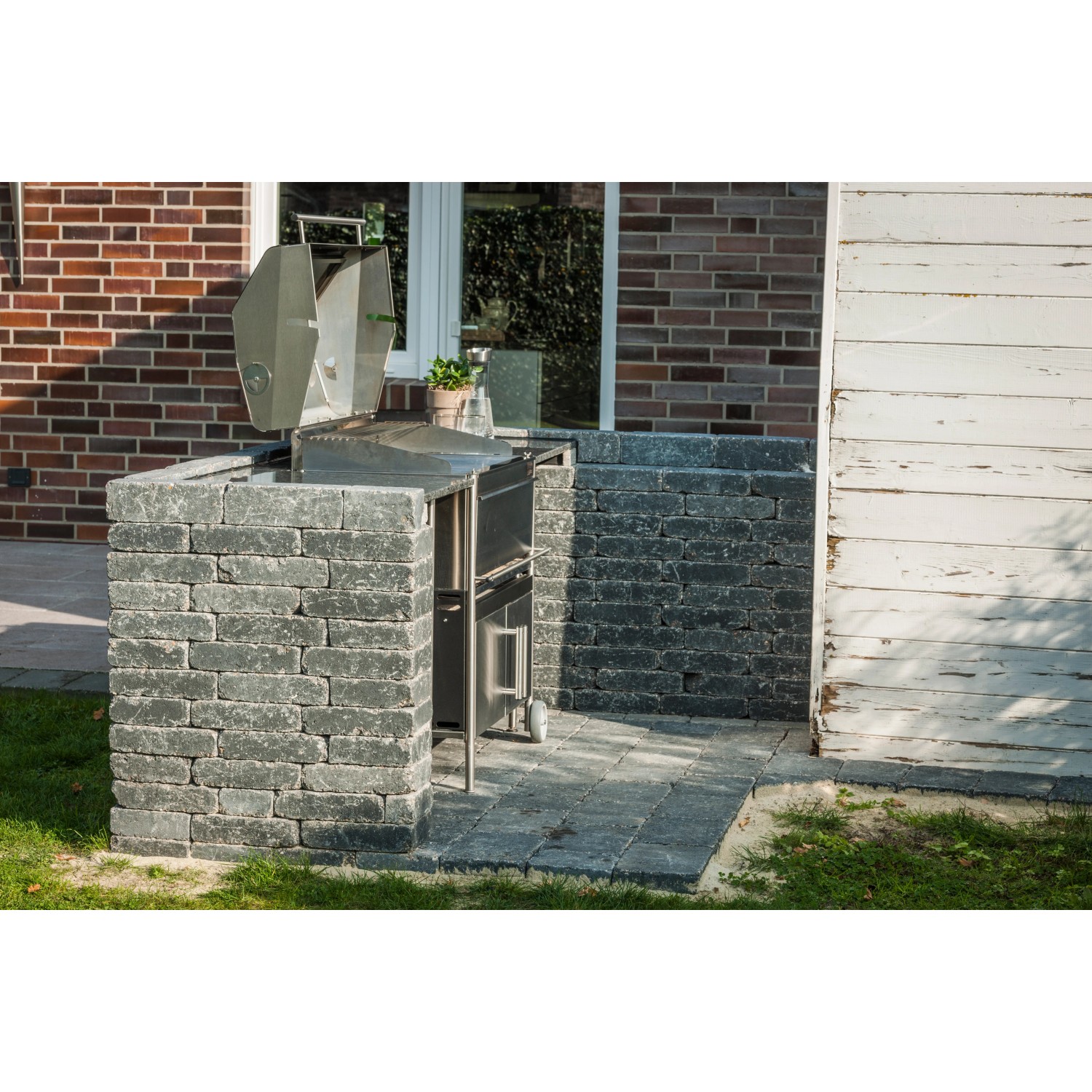 Aufgebauter Grillplatz mit Diephaus Collo Mauersteinen in Basalt, 28x21x14 cm.