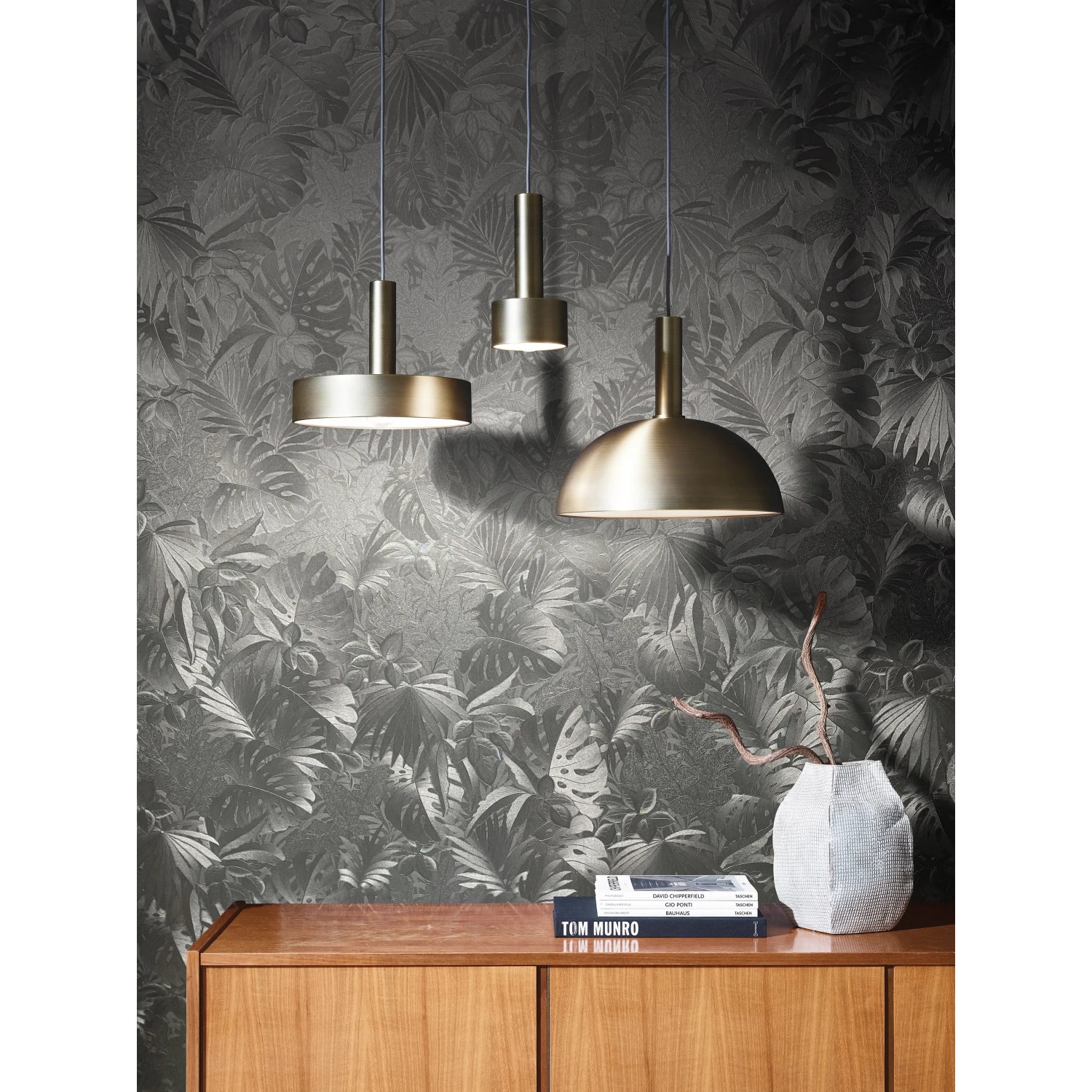 Botanica Vliestapete Floral Platin von Marburg mit Pflanzenmuster im Interieur.