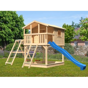 Karibu Stelzenhaus Benjamin mit Doppelschaukel, Klettergerüst und blauer Rutsche im Garten.