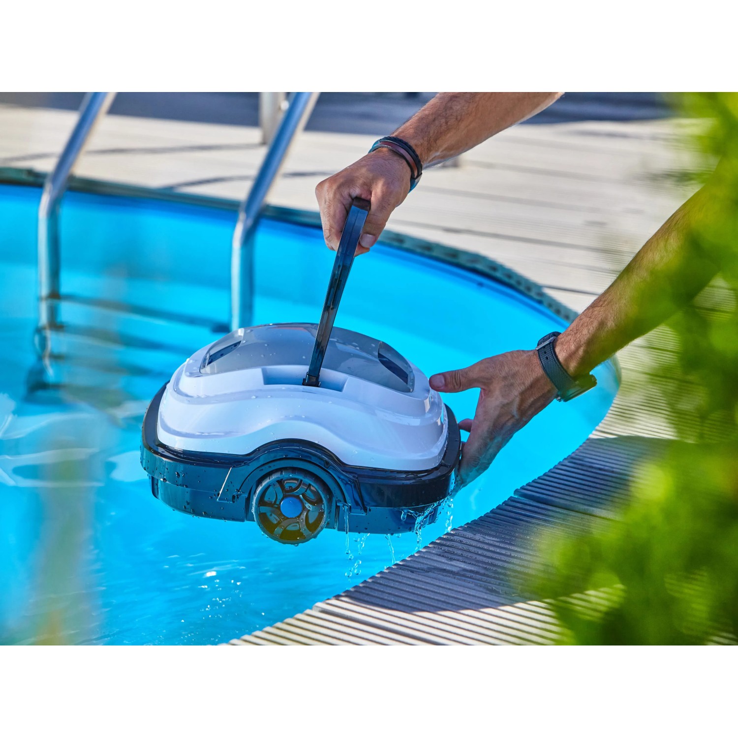 Akku-Poolroboter Orca 45 CL wird in Pool gelassen. Reinigungsroboter für Pools.