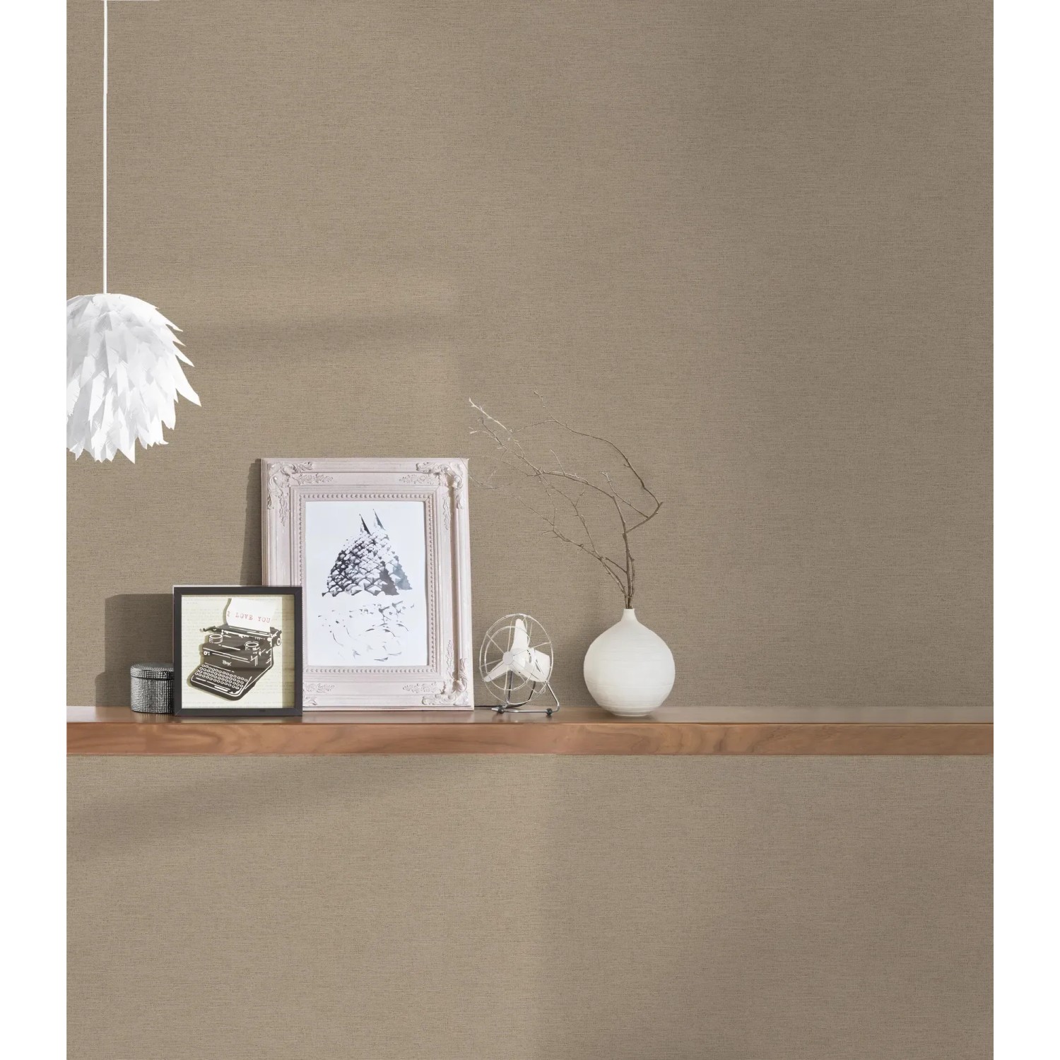 Beige-braune Vliestapete mit leichter Struktur. Dekorative Tapete für ein gemütliches Zuhause.
