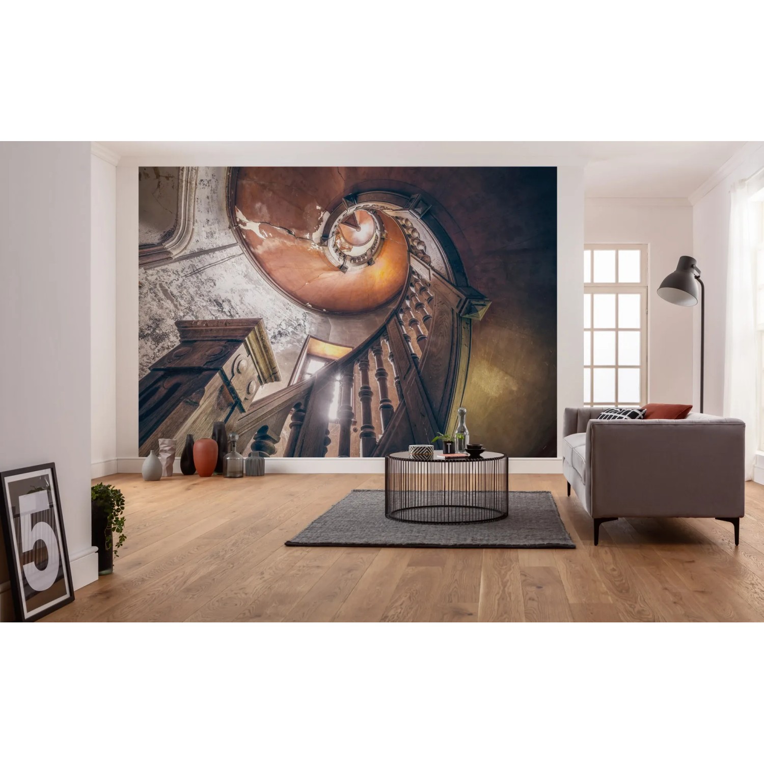 Komar Vlies Fototapete Oak Spiral, 400x280cm, zeigt eine Wendeltreppe im Vintage-Stil.