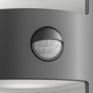 Detailaufnahme: Philips LED-Außenwandleuchte Grass Anthrazit mit Bewegungsmelder.
