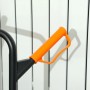 Orangefarbener Handgriff des DURHAND Treppensteigers. Robuster Griff am schwarzen Stahlrahmen.