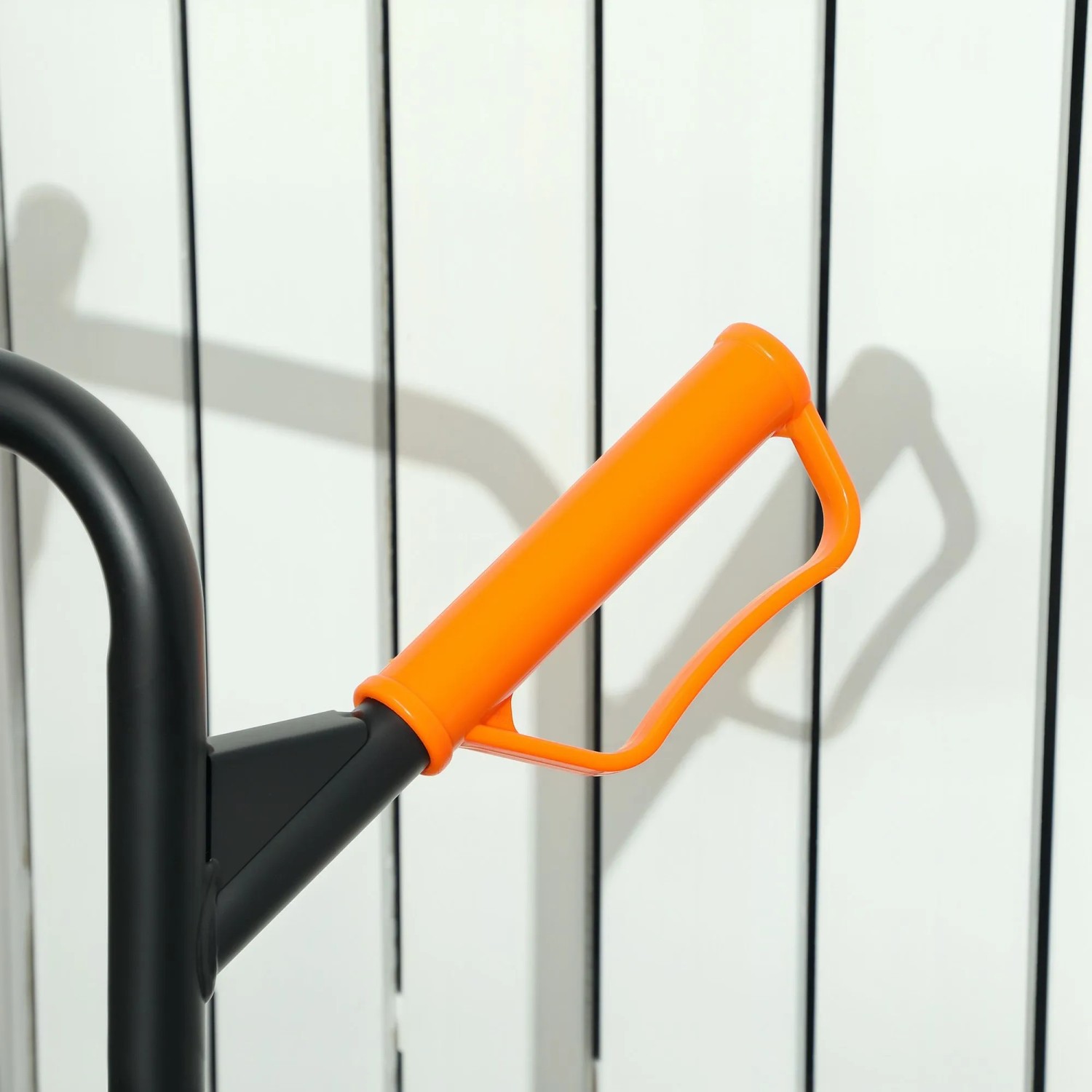 Orangefarbener Handgriff des DURHAND Treppensteigers. Robuster Griff am schwarzen Stahlrahmen.