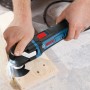 Bosch Professional GOP 40-30 Multicutter in Aktion beim Holzzuschnitt, inklusive Zubehör in L-Boxx.