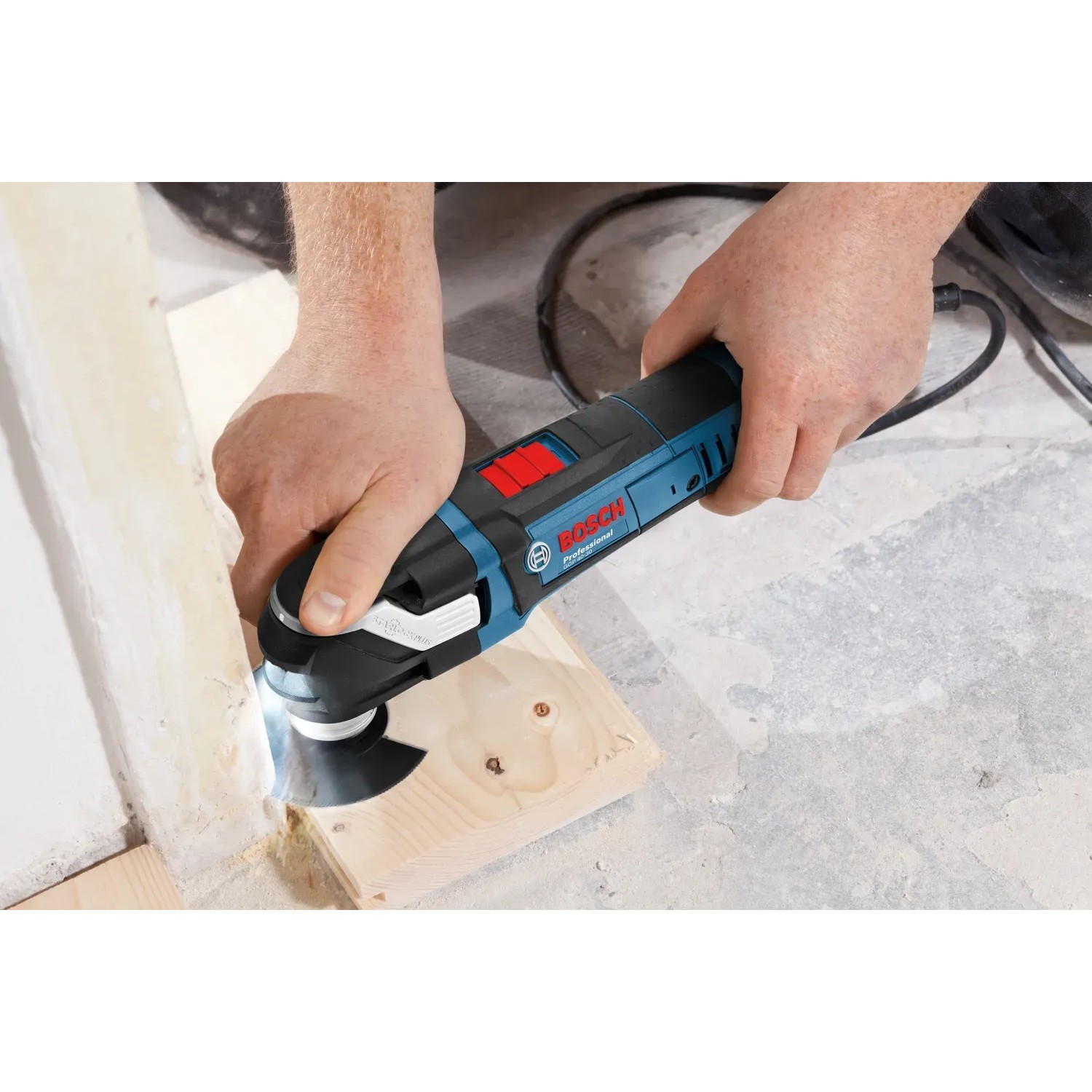 Bosch Professional GOP 40-30 Multicutter in Aktion beim Holzzuschnitt, inklusive Zubehör in L-Boxx.