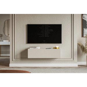 Selsey Veldio TV-Hängeboard 100 cm in Greige mit geriffelter Lamellenfront unter TV im Wohnzimmer.