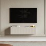 Selsey Veldio TV-Hängeboard 100 cm in Greige mit geriffelter Lamellenfront unter TV im Wohnzimmer.