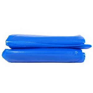 Blaue MCW Pool Abdeckung, 400 µm, rund, 3,66 m, zusammengerollt.