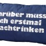 Blaues Sprüchekissen (30x50 cm) mit dem Aufdruck: Darüber muss ich erstmal nachtrinken.