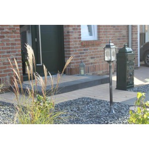 Diephaus Blockstufe Anthrazit als Treppe vor Haustür, kombiniert mit Gehwegplatten und Zierkies.