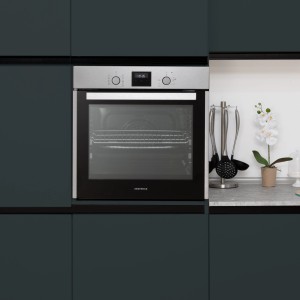 Respekta Herdset Diman + Fynn: Einbaubackofen mit Induktionskochfeld in moderner Küche.