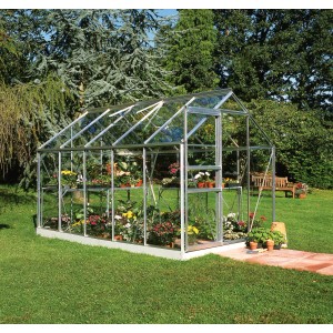 Halls Gewächshaus Popular 106 aus Alu, 6,2 m², mit Pflanzen im Garten.